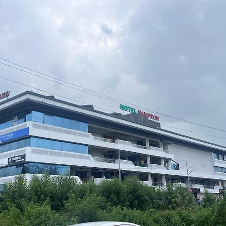 Hotel Hampton Vyara Dış mekan fotoğraf