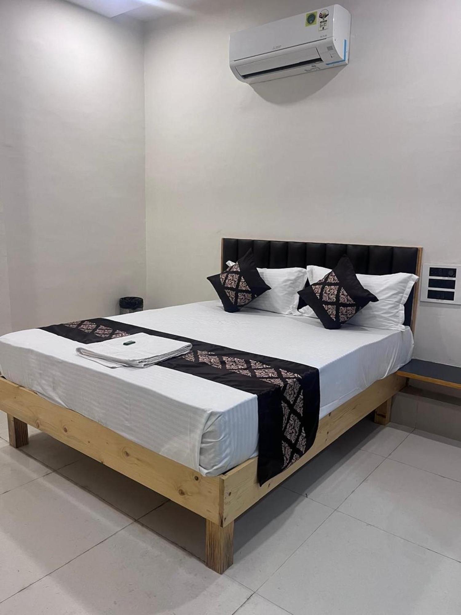 Hotel Hampton Vyara Dış mekan fotoğraf